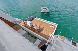 Custom Line superyacht Lumpasaurus beach club swim platform 