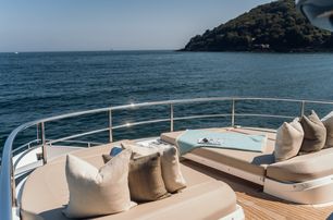 motor yacht Chase foredeck sunpads