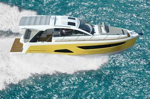 Sealine S390 running shot