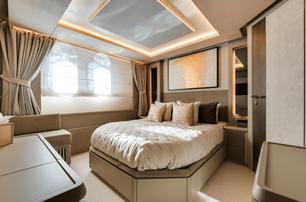 Azimut motor yacht Serendipity guest cabin with double bed 