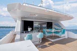 Horizon FD90 Skylounge motor yacht sundeck aft 