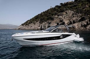 Azimut-Verve-range-at-anchor