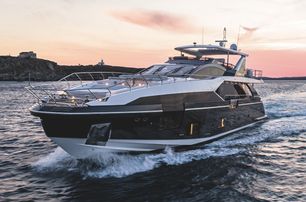 Azimut Grande 27M running at sea