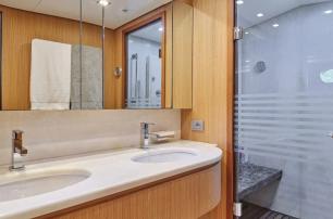 Sanlorenzo yacht Oasis ensuite with glass shower 