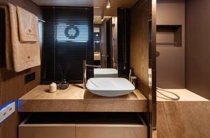 Invictus ST550 motor yacht en suite with marble detailing 