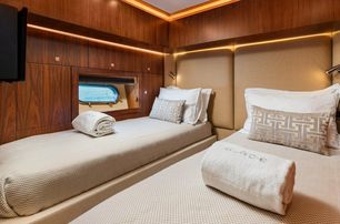  Sunseeker yacht Blade 6 guest cabin with twin beds 