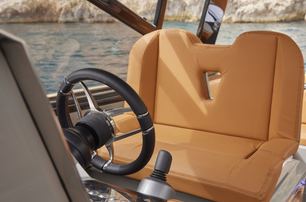 EVO Yachts R4+ helm station