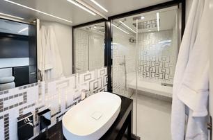  Pershing motor yacht Queen B Sport master en suite with glass shower