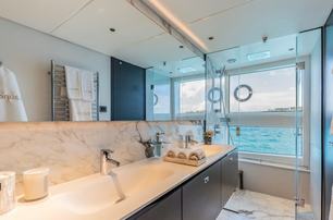 Motor yacht Gemini master en suite with glass shower