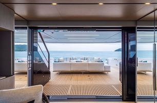 Ferretti-INFYNITO-range-saloon-to-cockpit