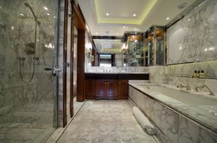 Benetti superyacht Mega Global III ensuite with bath 