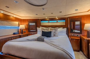 Sunseeker yacht Kefi guest cabin with double bed 