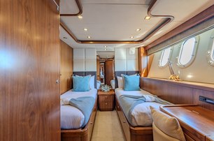 Sunseeker yacht Kefi guest cabin with twin beds 