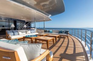 Superyacht Anshin flybridge aft
