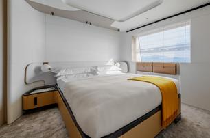 Azimut motor yacht Tanelorn guest cabin with double bed 