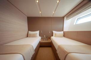 Sanlorenzo motor yacht Naya 7 guest cabin with twin beds 