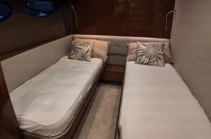 Princess motor yacht Omnia Natura guest cabin with twin beds 