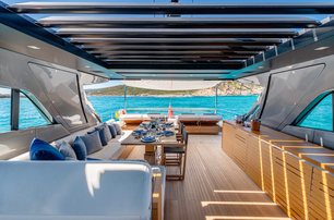 Sanlorenzo yacht Belle De Nuit sundeck dining area 