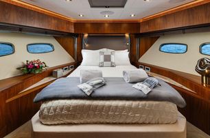  Sunseeker yacht Blade 6 VIP cabin with double bed 