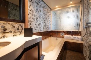Pershing yacht Soraya ensuite with bath 