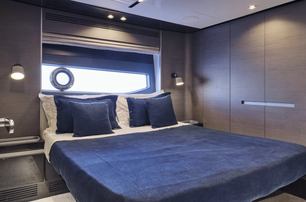 Azimut motor yacht D Five guest cabin with window 