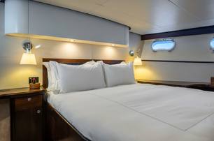Motor yacht Sultana VIP guest cabin with small windows