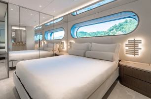 Azimut superyacht Aria guest cabin with double bed 
