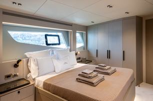 Numarine 27 XP Open motor yacht guest cabin with large window 