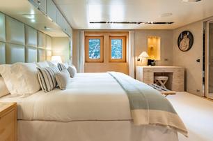 loon guest suite with desk area