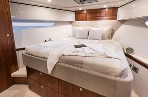 Riviera 6200 yacht guest cabin with double bed 