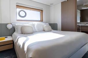 Azimut motor yacht Marybelle guest cabin with window 
