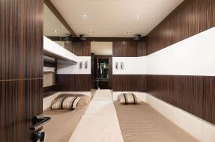 Dominator yacht Fradi guest cabin with twin beds 