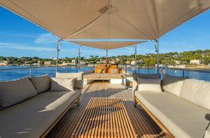 Motor yacht Sultana sundeck aft lounge