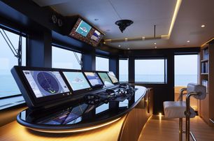 Sanlorenzo-X-Space-range-helm