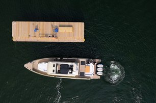 XO-Boats-EXPLR-44-Review-approaching-berth