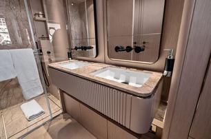 Ferretti motor yacht Alveare en suite with glass shower 
