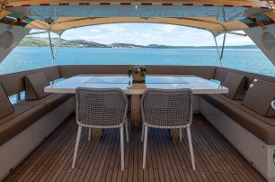 Dominator yacht Fradi flybridge dining area 