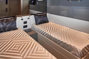 Sanlorenzo motor yacht Kapusha guest cabin with twin bed 