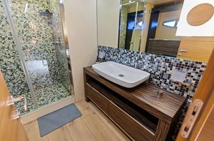 Pershing motor yacht Cersei ensuite with green tiles