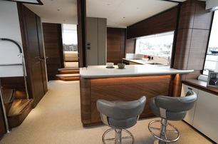 motor yacht Chase main saloon bar