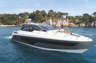 Azimut-Atlantis-range-lifestyle-foredeck