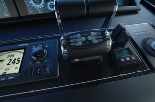 Riva-112-DolceVita-Super-Review-main-helm-throttle
