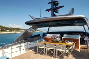 Sanlorenzo motor yacht Kapusha flybridge dining area 