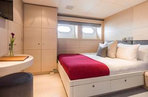 Motor yacht G3 guest suite with windows 