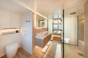 Sunreef Ultima 88 ensuite with glass shower 