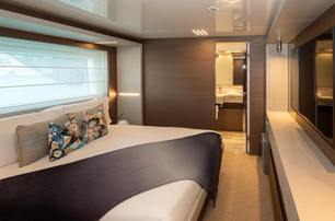 Custom Line yacht Willpower guest cabin with double bed 