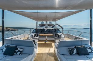 Sunseeker motor yacht Noroader foredeck seating 