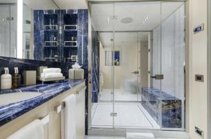 Benetti motor yacht Confessa ensuite with glass shower 