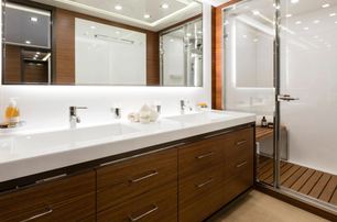 Mangusta yacht Firefly ensuite with glass shower 