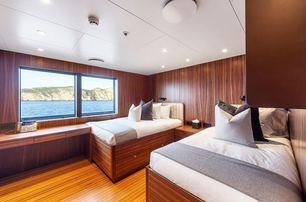 Nurja twin guest cabin with large windows